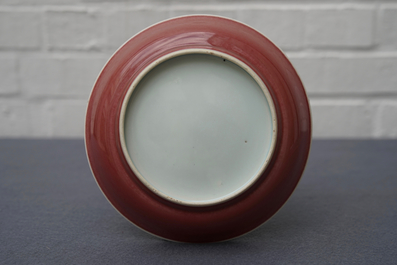 Une assiette en porcelaine de Chine rouge monochrome, Qianlong